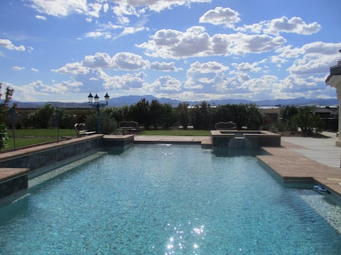 Desert Oasis /Tennis/Pickle Ball/5,000sf/sleep 17