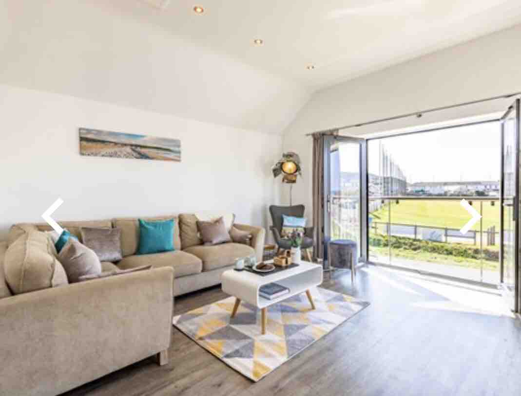 Popular Airbnb listing: Luxury Central Holiday Home, 2 Mins From the Beach in Northam