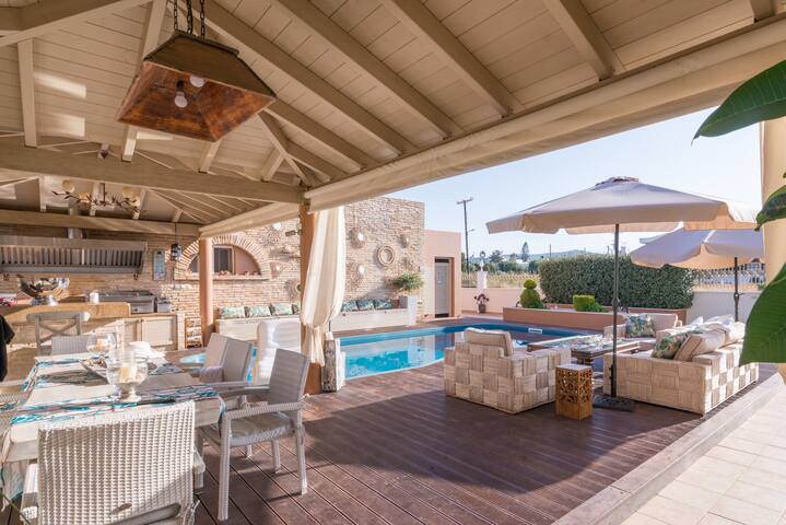 Marilyn Manor, Exclusive Hideaway & Private Pool gallery image 3