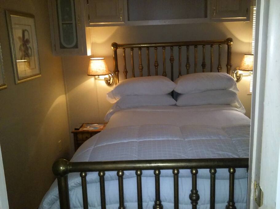 THIS IS THE BEDROOM IT COMES WITH A 100 YEAR OLD BRASS BED WITH 1,500 THREAD COUNT EGYPTIAN COTTON SHEETS THAT WILL GIVE YOU THE FEELING OF LUXURY YOU DESERVE.THIS BED IS FULL IN SIZE