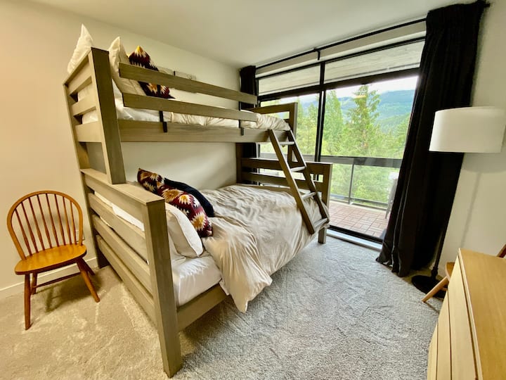 מיטת קווין סייז עם מיטה זוגית בחדר שינה מס '2. גישה ישירה למרפסת החיצונית. נוף להרים 