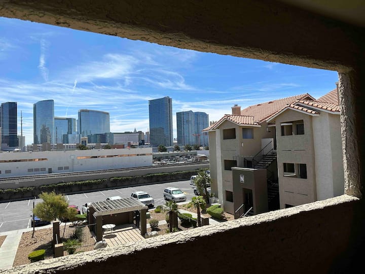 Lovely One Bedroom Condo Overlooking The Strip. - Las Vegas, NV