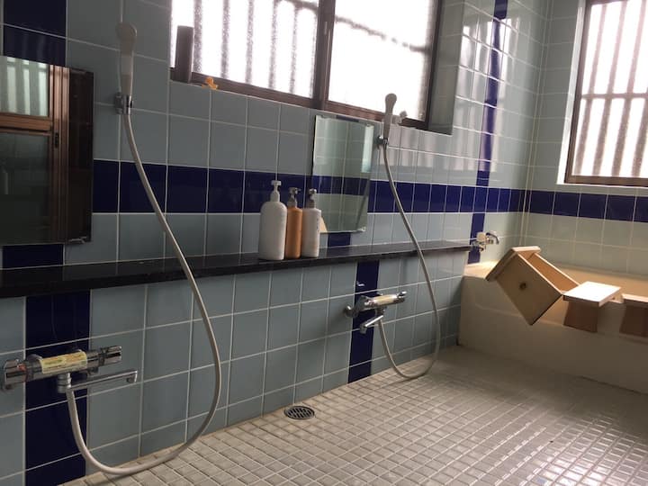 シャワー×2、浴槽も広々ゆったりとしています。2 shower.Large shower room.