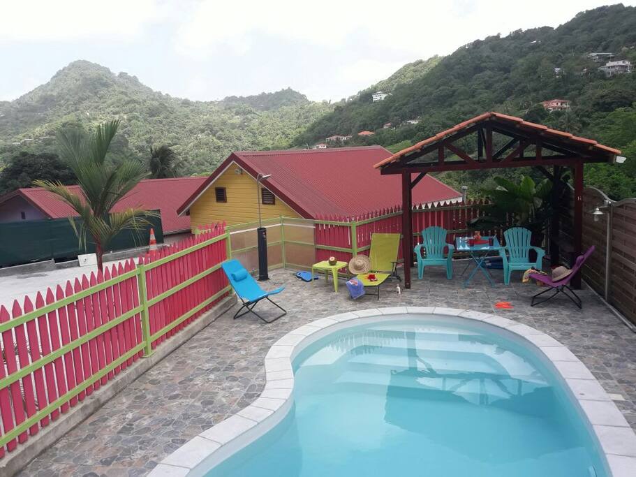 La piscine avec une vue arborée et montagne du Vauclin