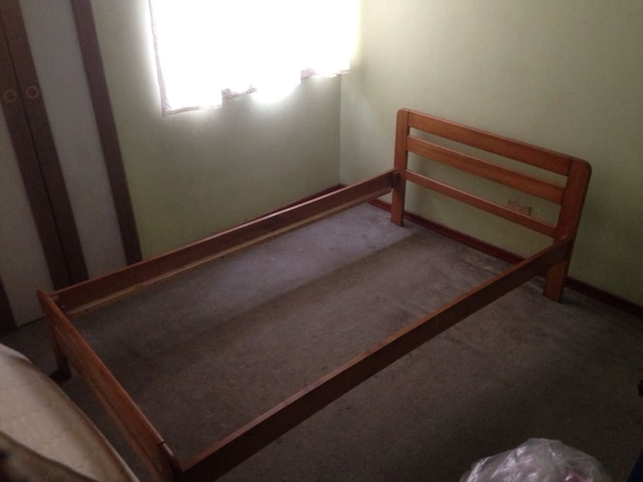 la habitacion y la cama con su colchon