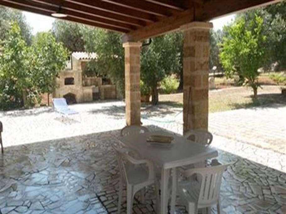 area d'ombra con vista del barbecue