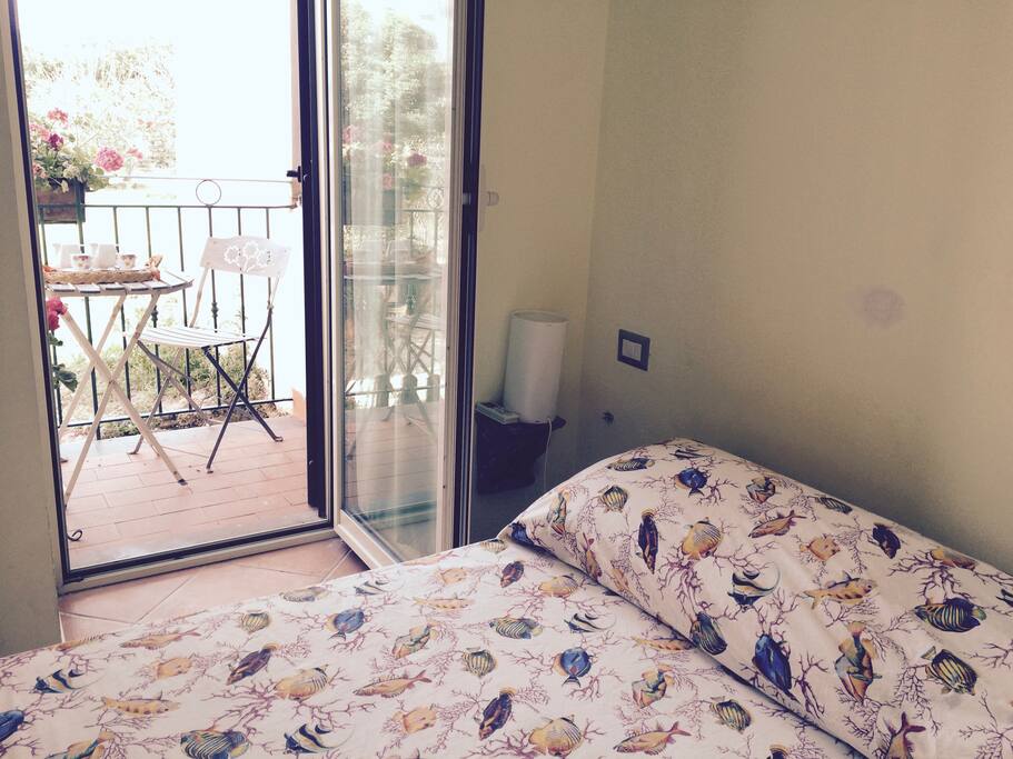 camera da letto con balconcino privato