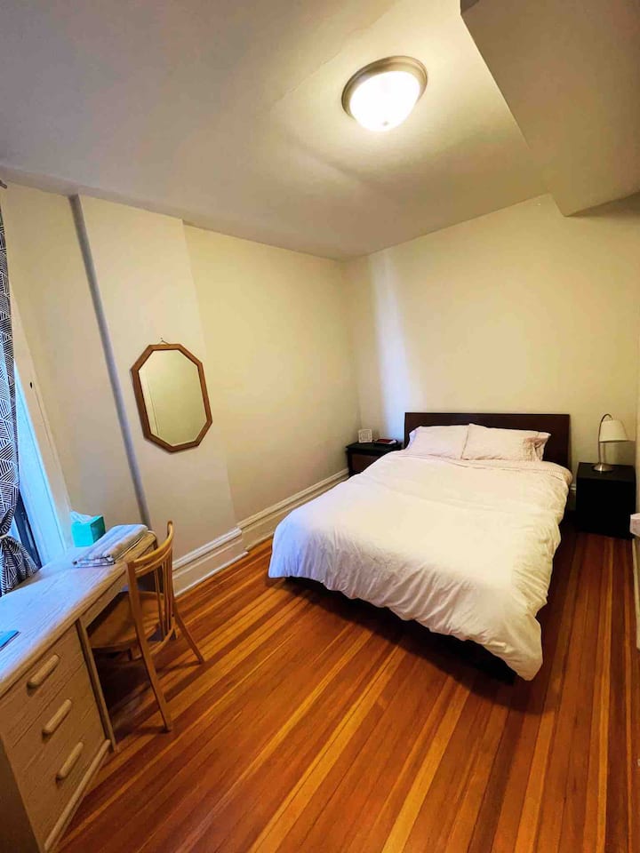 2号卧室，配有一张双人床和书桌，可以完成工作