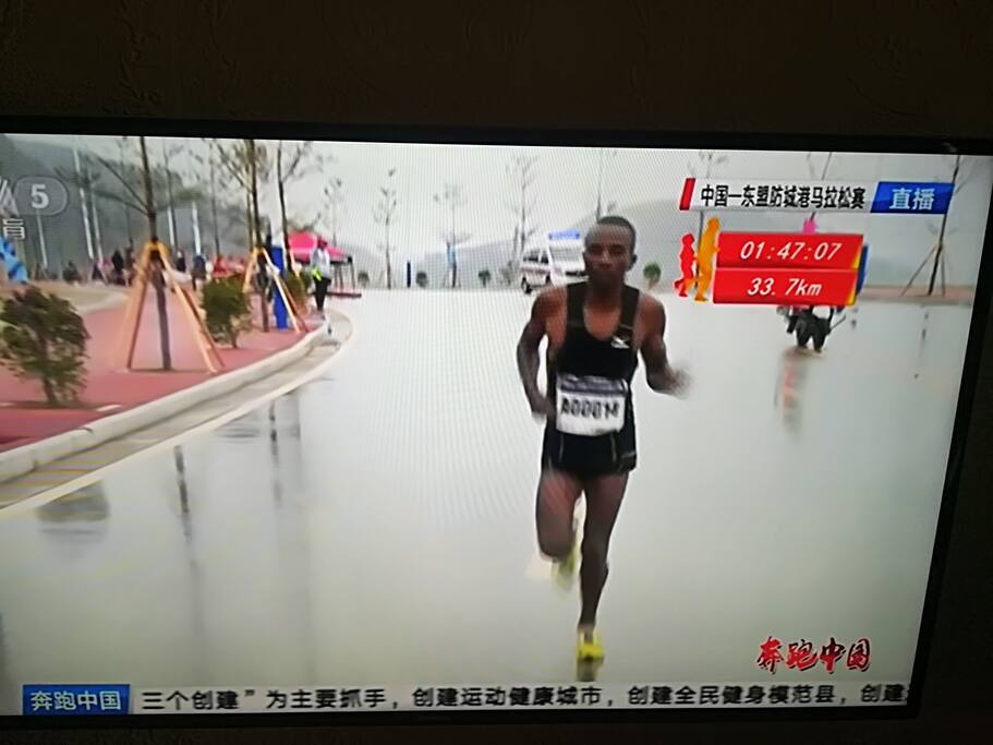 选手在海湾正对岸