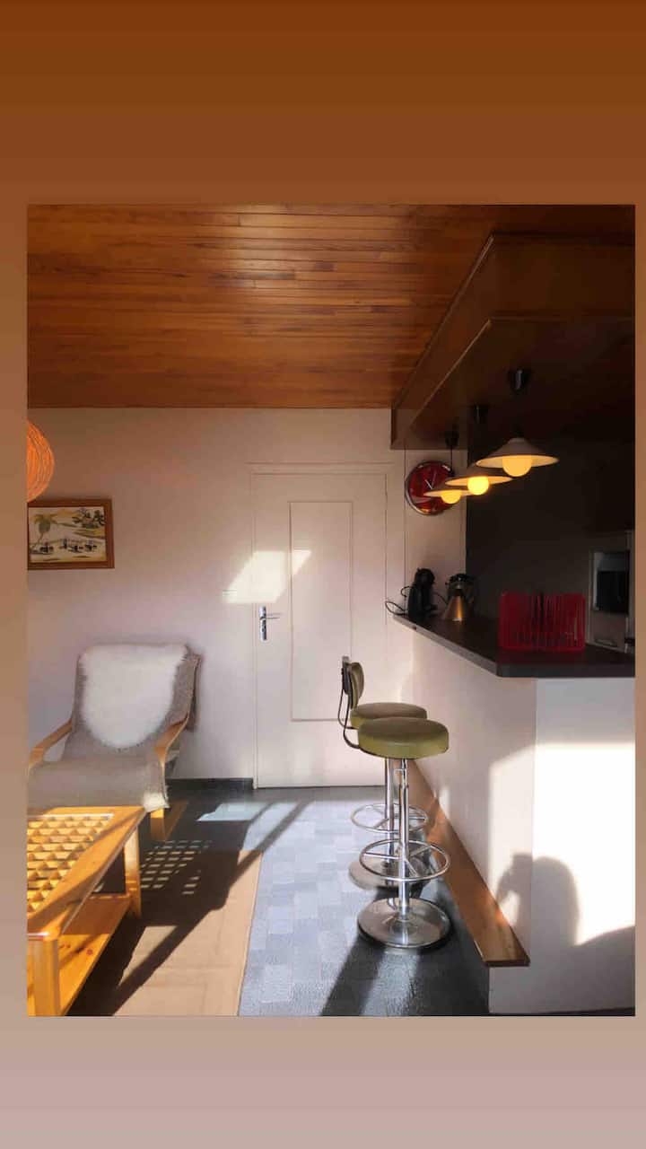 酒吧将厨房和客厅设有4张吧台凳。