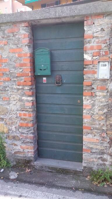 Ingresso dall'estreno
Main door outside view