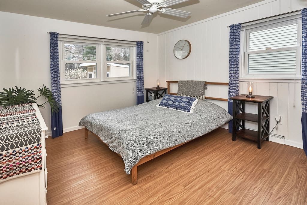 Spacious Lake Room