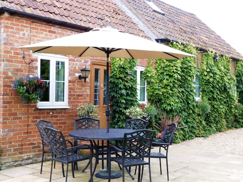 Swallow Cottage with hot tub @ Olivemead Farm