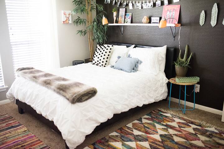 Gina Sweet Oasis - queen bed, private bath