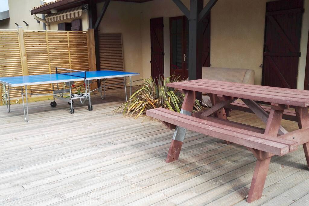 Grande terrasse, table de ping pong, canapé et table forestière...