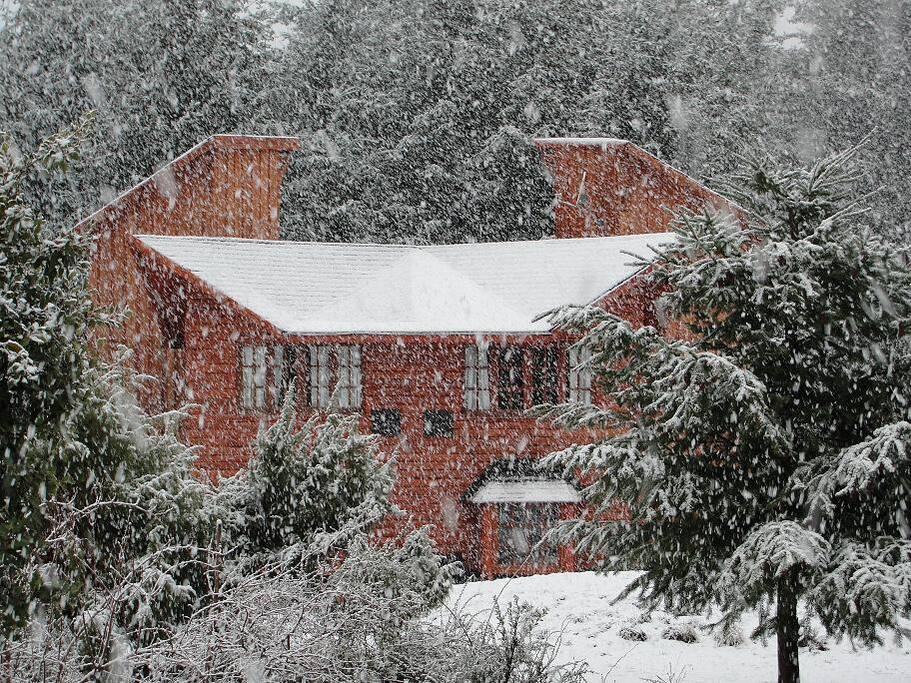 Cabaña cubierta de nieve
