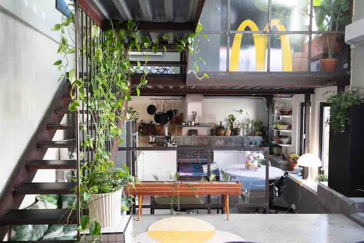 Unikt arkitekttegnet lite fabrikk hus på rodeløkka