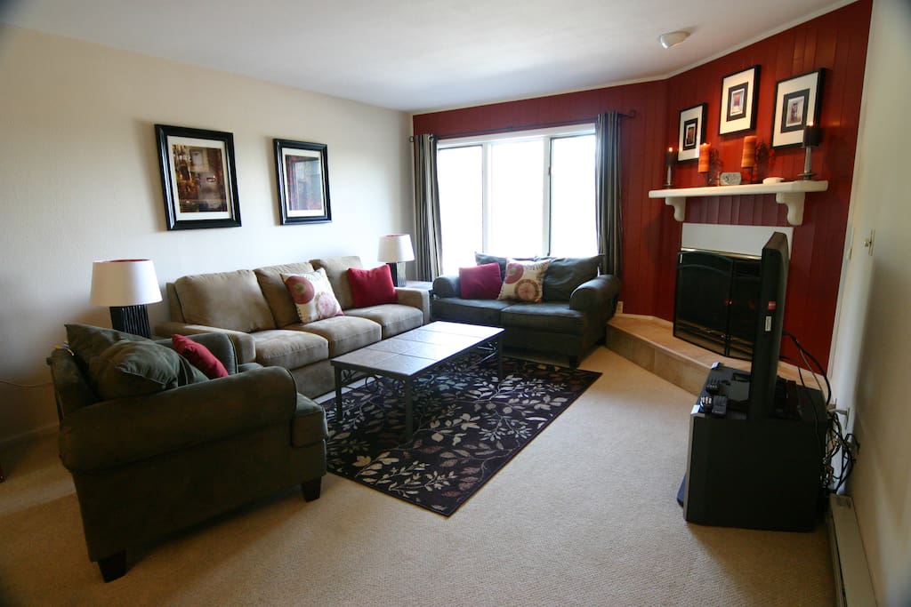 Living Room - High End Comfortable Queen sleeper, Flat Screen, Fireplace, Views!
