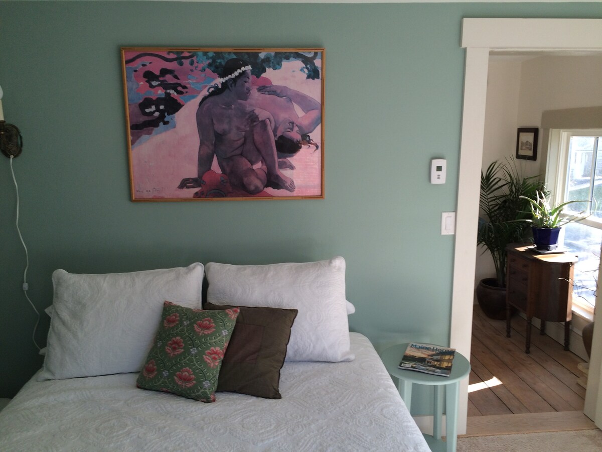 ห้องนอนใหญ่ที่ชั้น 2 มีอ่างอาบน้ำที่อยู่ติดกัน