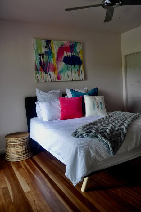 BEDROOM ONE / QUEEN BED