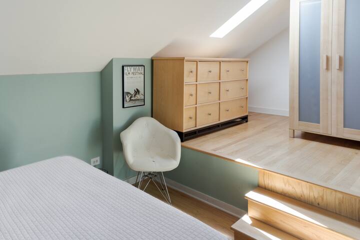 Huge Sunlit Gem, Free Parking, No Cleaning Fee gallery image 5