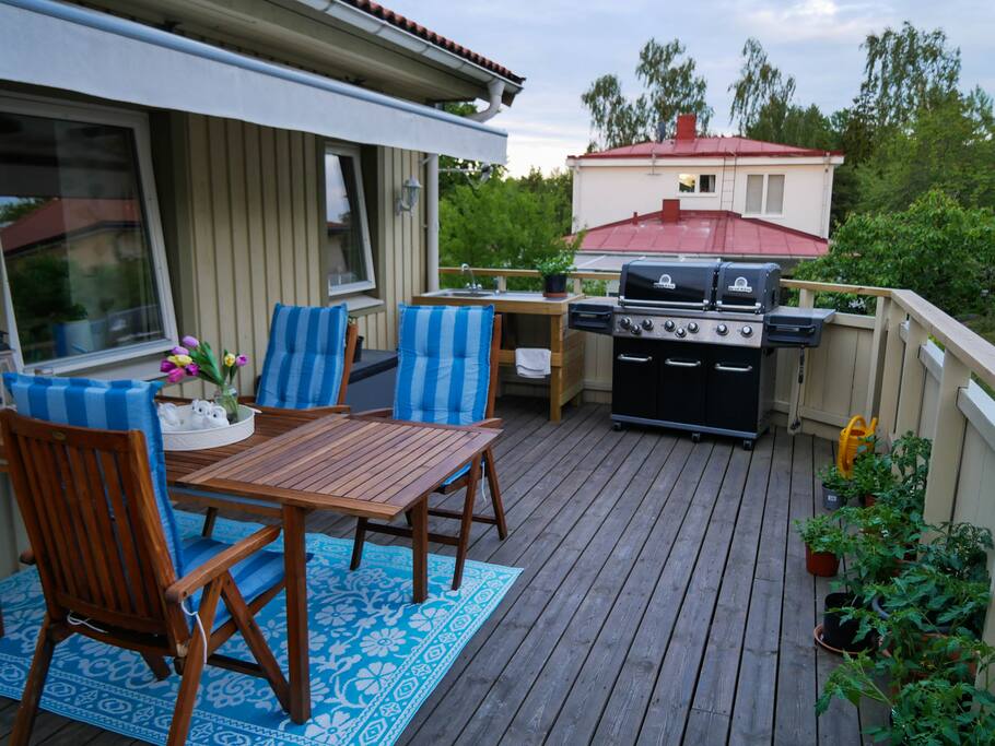 Large out door area with barbecue