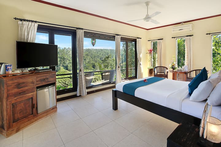 Vanuit de onderste zwembadkamers kun je direct in het verwarmde zwembad springen. 