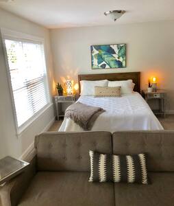 5 Minute Walk to the Beach!