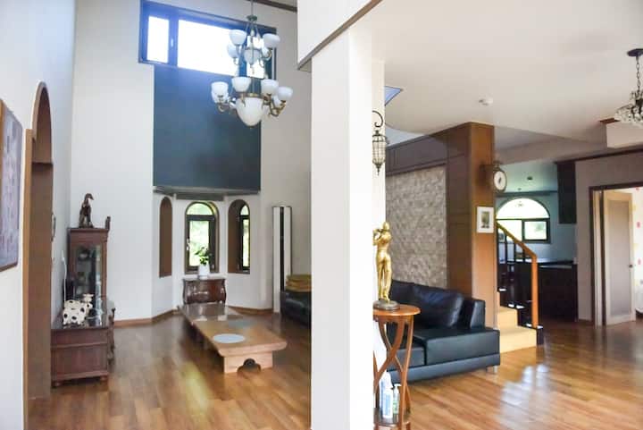 Është një dhomë ndenjjeje me një hapësirë shumë të madhe. Është mirë për t 'u përdorur nga familjet e mëdha.