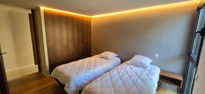 Spavaća soba br. 04 s dva odvojena kreveta koji se mogu spojiti u bračni krevet (160x200).