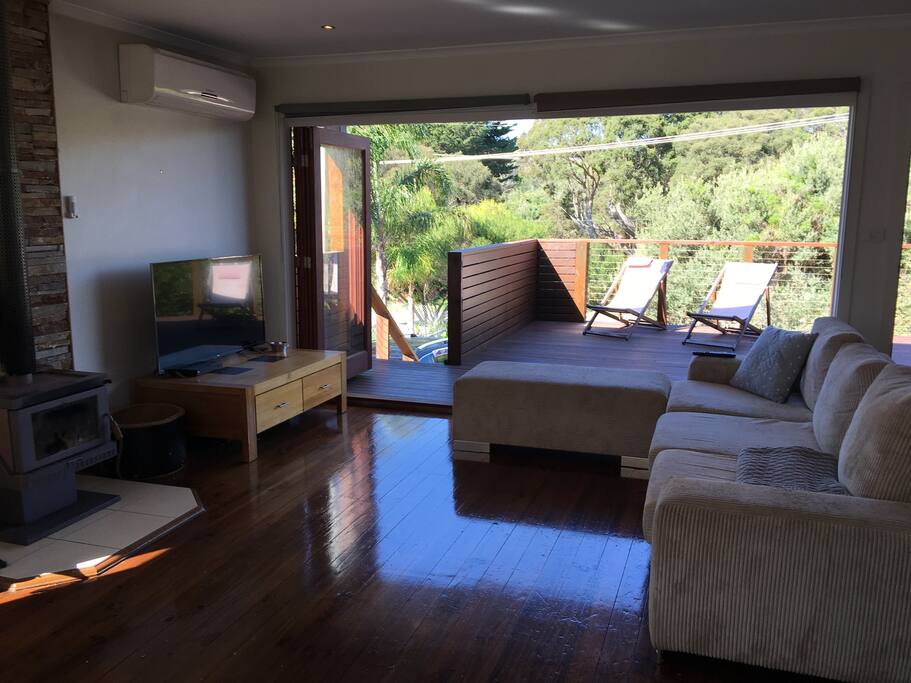 Living opens to 50m2 Deck & BBQ area