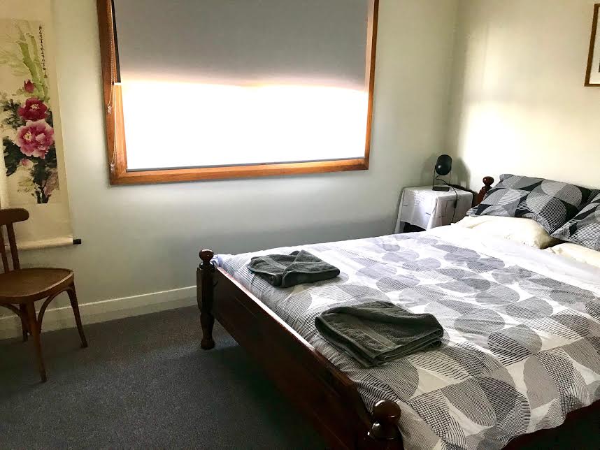 Cama tamaño queen 2 - ventilador de techo y persianas bloqueadas