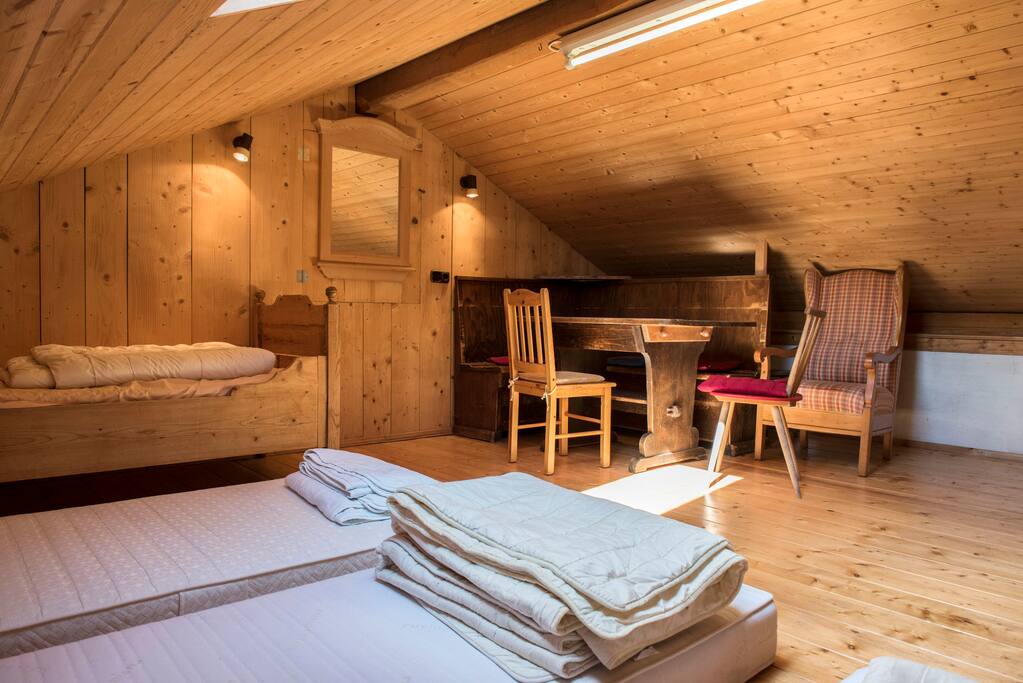 Hüttenschlafplatz Das "Kammerl" - 1 Bett und maximal 4 Matratzen am Boden