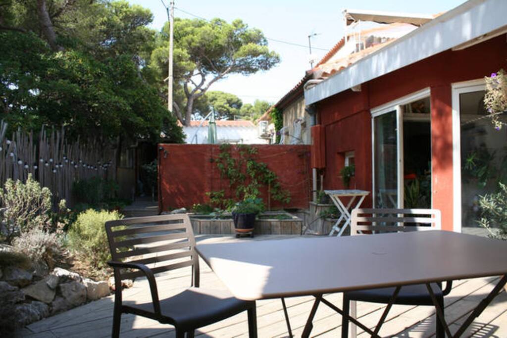 La terrasse arborée et le petit coin potager //The garden terrace and small garden area