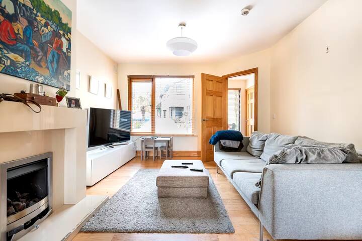 Two storey house in beautiful Killiney suburb. gallery image 4