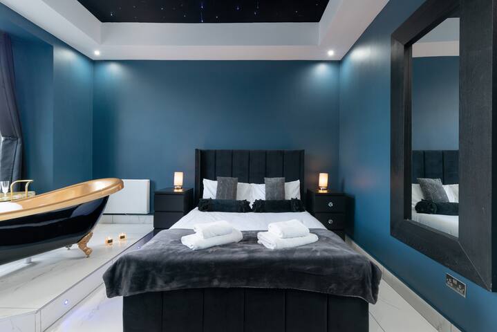 Spacious modern city centre apartment Castle Views gallery image 3