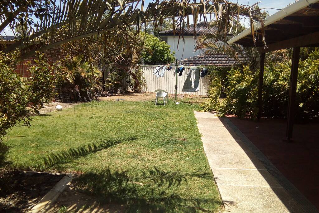 Big garden to do yoga or handstands!