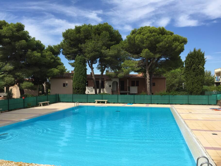 Grande piscine surveillée l'après midi et accessible par code