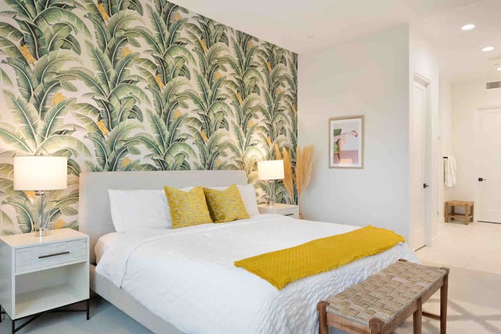 Dhomë gjumi e madhe kryesore në modën e vërtetë Palm Springs. Krevat dopio "king", banjë dhe dollap i madh.