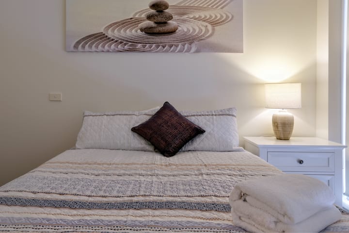 Спална соба 2
Брачен кревет (широк 150-179 см), клима уред, хидромасажна када, пристап до градината