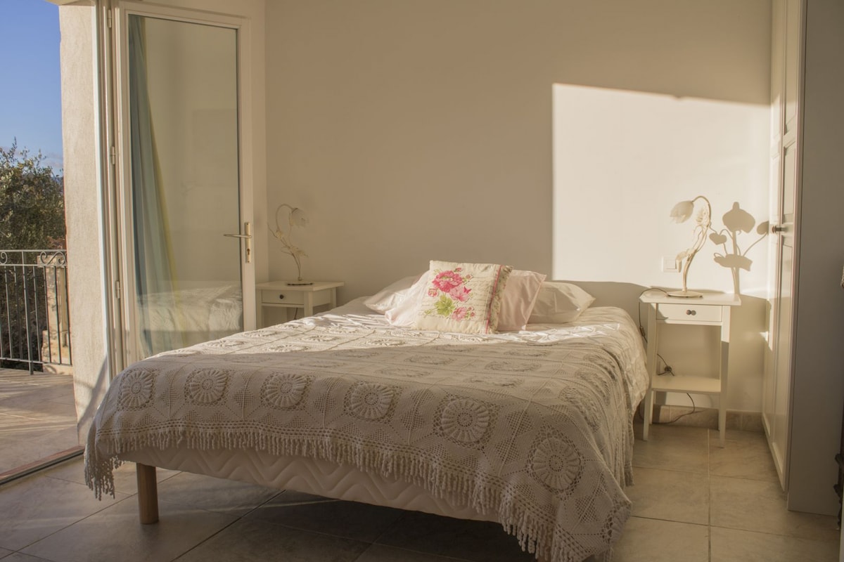 Slaap lekker!

Word wakker met de zon na het openen van de deuren en luiken. Elke ochtend heb je vanaf hier van een prachtig uitzicht.

Laat de zon naar binnen en kijk even naar buiten. Je kunt vanuit deze grote slaapkamer direct naar het terras lopen.