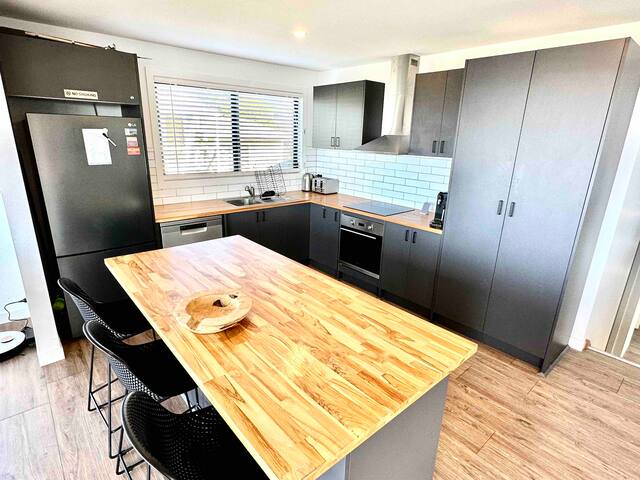 Beach Breeze. Endless ocean views gallery image 5