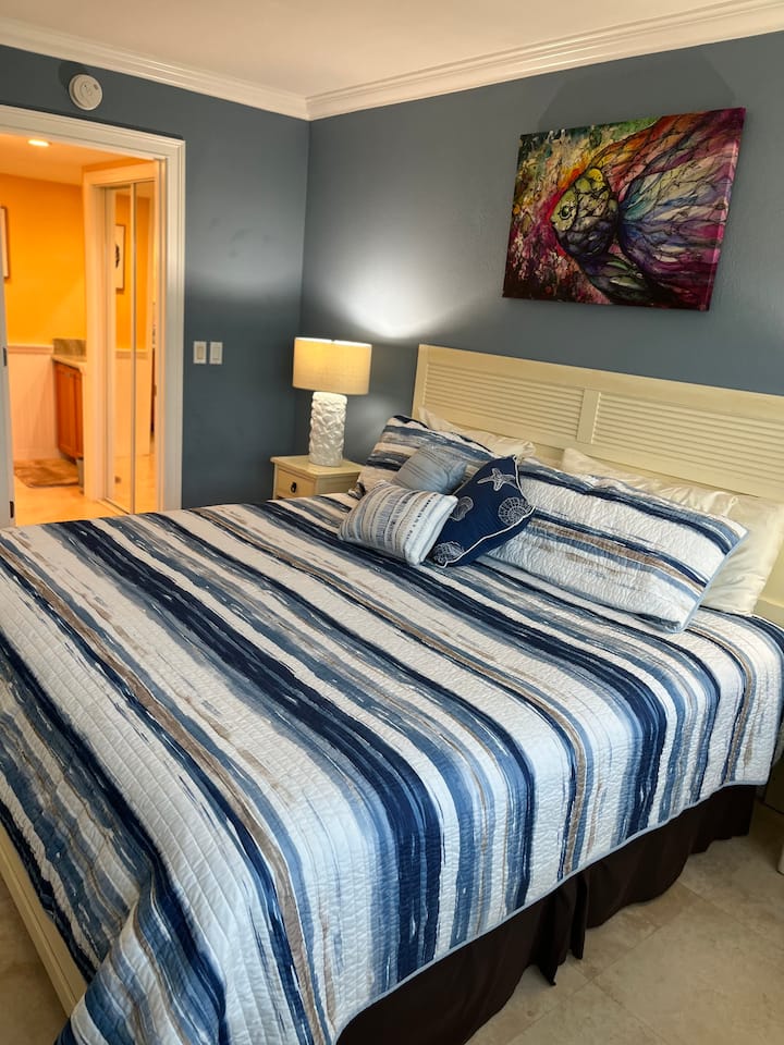 تحتوي غرفة النوم على سرير بحجم كينغ وهي واسعة جدًا.