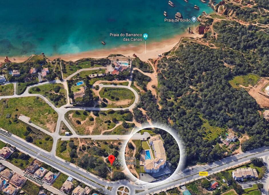 Praia acessível a pé e estacionamento grátis.