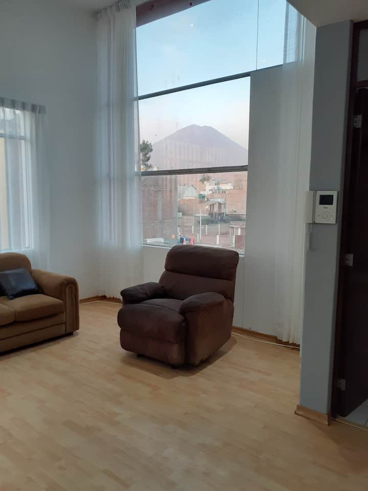 სასადილო ოთახი ქალაქის ვულკანებზე ხედით