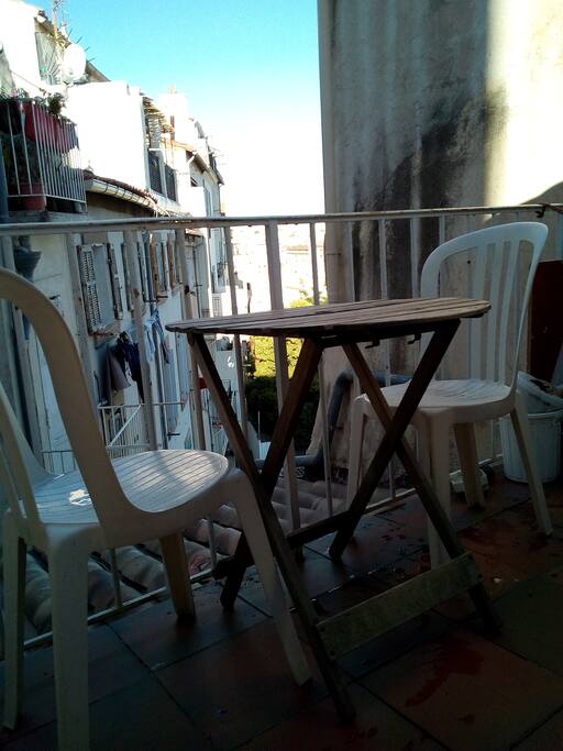 Terrasse ensoleillée toute la journée (surtout le matin et le midi)