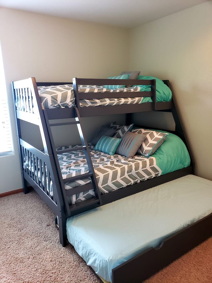 2. spavaća soba za goste.  Dva bračna kreveta i bračni krevet.