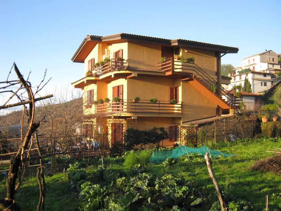 Esterno est della casa