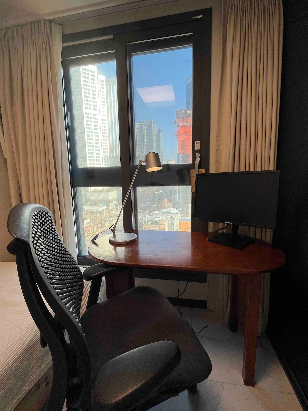 Perfekt arbetsyta - Vi tillhandahåller en bildskärm på begäran