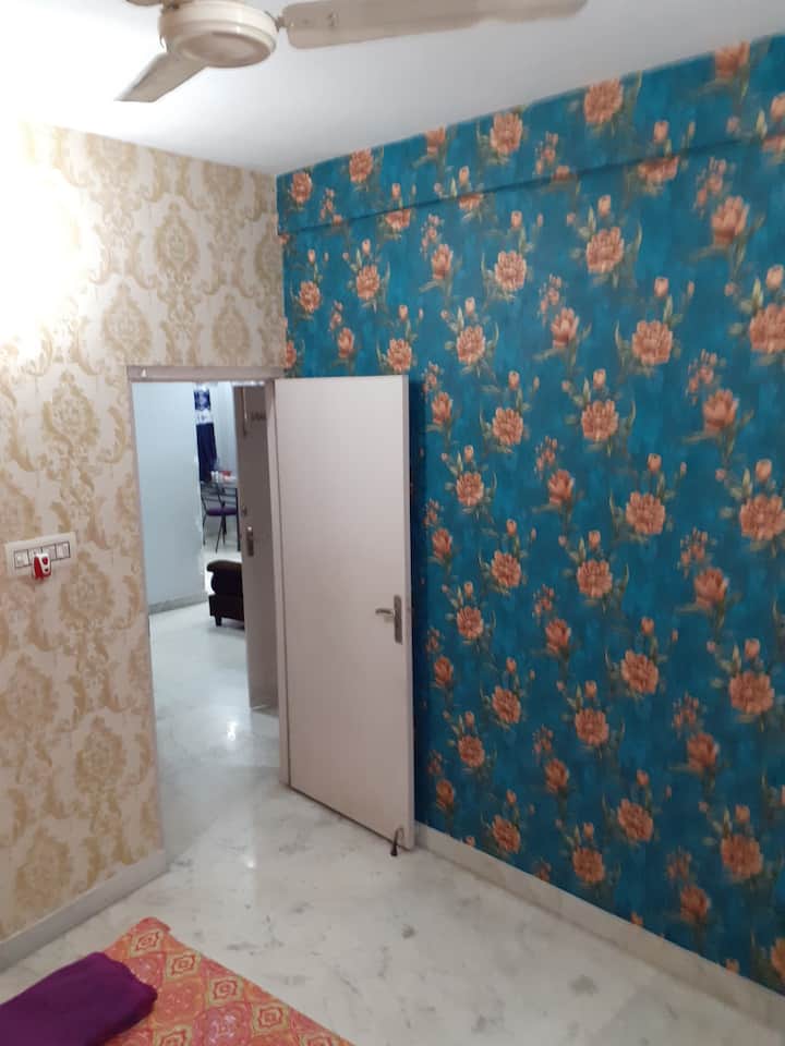 IZBA 2 veľké manželské postele platená klimatizáciou @150/deň